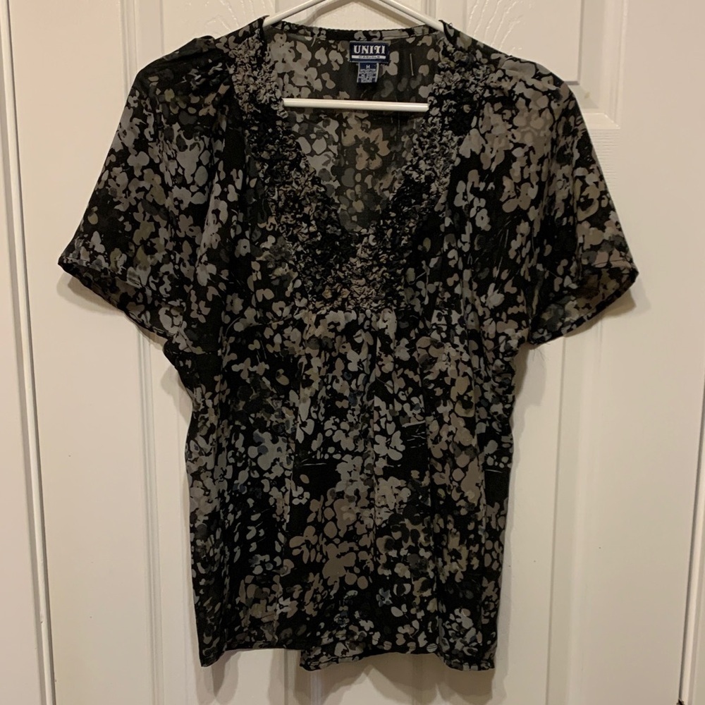 Uniti Casual Black and Gray Floral v neck Blouse size medium ruffled